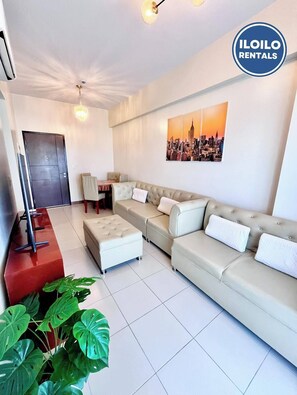 Condo, 2 Bedrooms, Accessible, Smoking | Living room