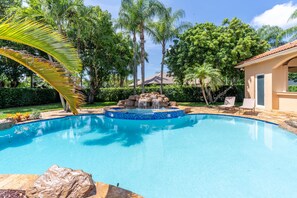 Alberca al aire libre y alberca climatizada