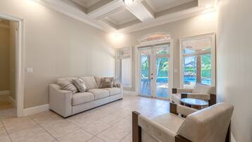 Smart TV, futbolito y tenis de mesa