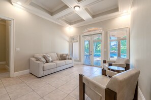 Smart TV, futbolito y tenis de mesa