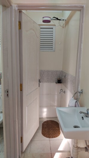 Douche, serviettes fournies, savon, papier toilette