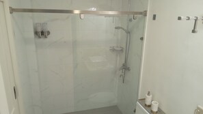 Toalhas de banho, sabonete, papel higiênico 