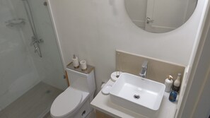 Toalhas de banho, sabonete, papel higiênico 