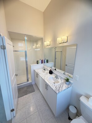 Haartrockner, Bidet, Handtücher, Seife