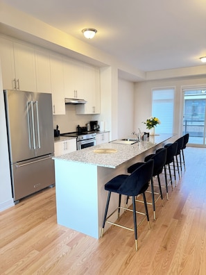 Fridge, microwave, oven, stovetop - Luxurious House with pond view and Jacuzzi (Oakville)