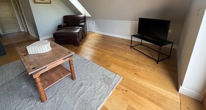 Pond View Loft - Sleeps 2 - Pet Friendly