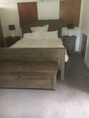 4 habitaciones, tabla de planchar con plancha, wifi y ropa de cama