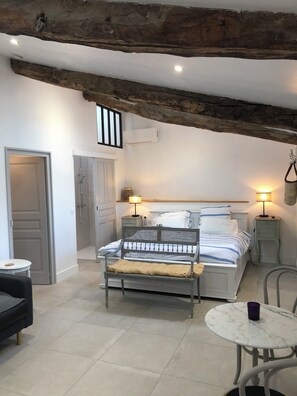 4 bedrooms, iron/ironing board, WiFi, bed sheets - Renovated stone building - 4 luxury apts each on-suite in SW France wine village (Roujan)