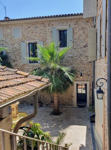 Renovated stone building - 4 luxury apts each on-suite in SW France wine village