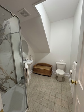 Secadora de cabello, toallas, jabón, papel de baño