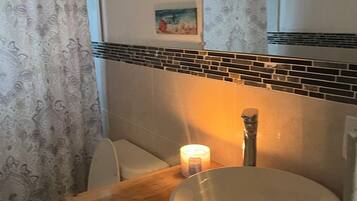 Haartrockner, HandtĂŒcher, Seife, Toilettenpapier