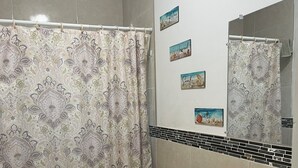 مجففات شعر، مناشف، صابون، ورق حمّام