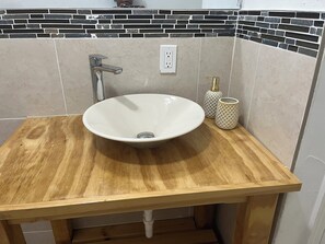 Séchoir à cheveux, serviettes fournies, savon, papier de toilette