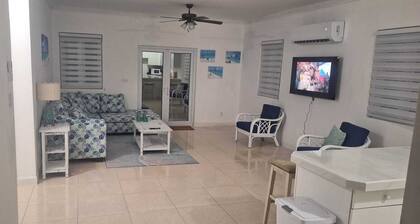 Charming cottage in Exuma for a relaxing getaway. Come and enjoy Hideaway Cove