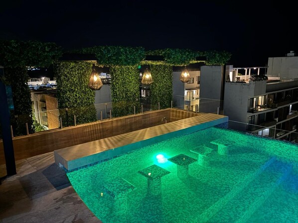 Una piscina al aire libre