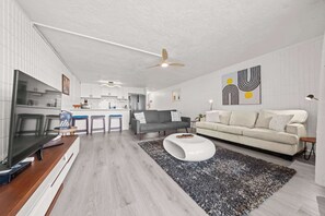TV, offices - Modern Beachfront Condo (Hauula)