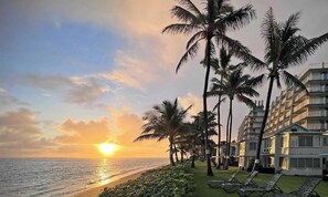 On the beach - Modern Beachfront Condo (Hauula)