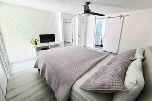 1 sovrum, skrivbord, strykjärn/strykbräda och resesäng