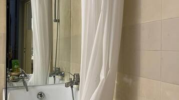 Secadora de cabello, toallas, jabón, shampoo