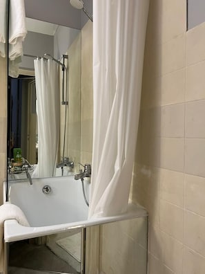 Asciugacapelli, asciugamani, sapone, shampoo