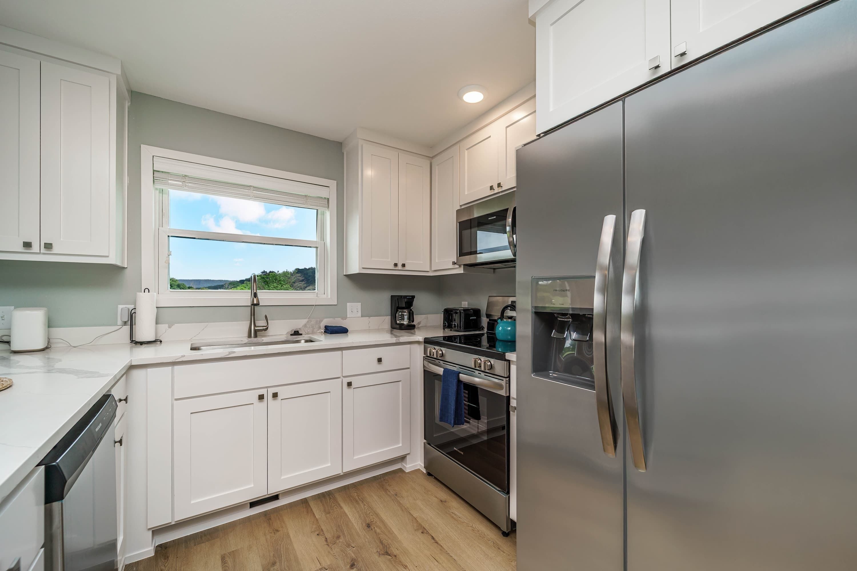 ثلاجة، ميكروويف، فرن، موقد طهي مسطح