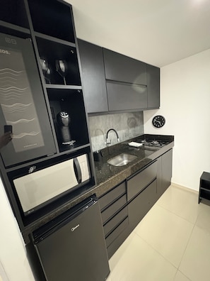 Appartement | Cuisine privée | Mini réfrigérateur, micro-ondes, plaque de cuisson, cafetière/bouilloire