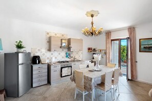 Fridge, oven, stovetop, coffee/tea maker - Holiday Home 'Holydayshouse' with Mountain View, Wi-Fi and Air Conditioning (Ercolano)