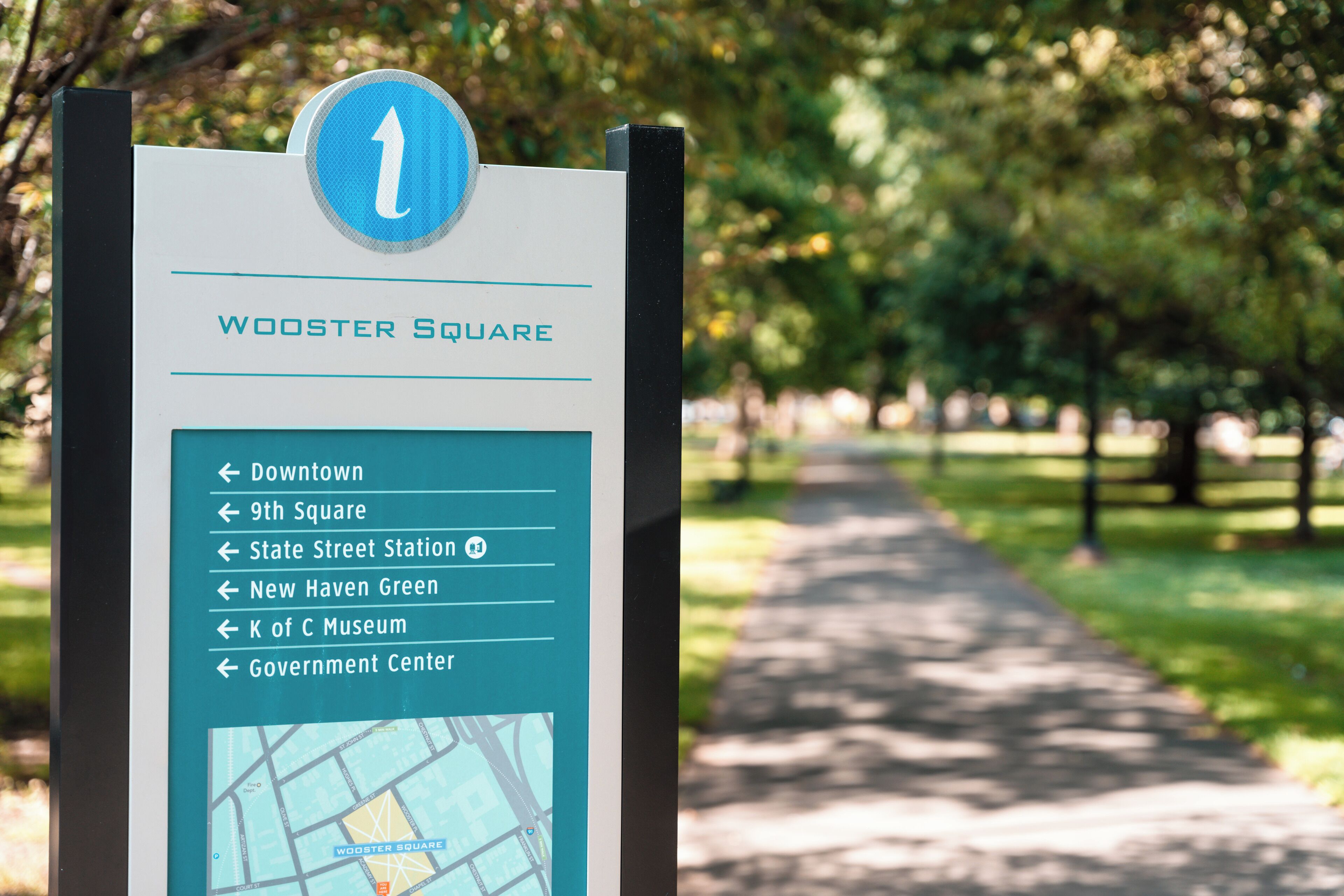 Señal direccional para Wooster Square, con un mapa y lugares cercanos.