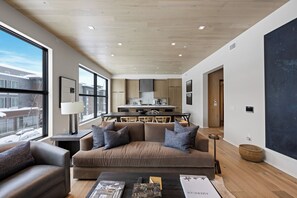 Smart TV, fireplace - Mountain Views & Fall Trails | Hot Tub Escape (Jackson)