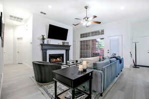 スマートテレビ、暖炉、PC モニター