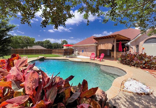 Lake Dallas Oasis, Beautiful Modern Home with Pool