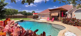 Lake Dallas Oasis, Beautiful Modern Home with Pool