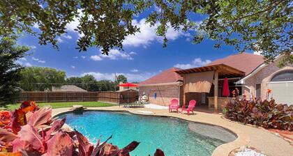 Lake Dallas Oasis, Beautiful Modern Home with Pool