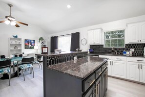 冷蔵庫、電子レンジ、オーブン、コンロ