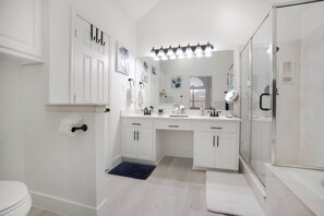 Shower, hair dryer, towels, soap - Lake Dallas Oasis, Beautiful Modern Home with Pool (Lake Dallas)