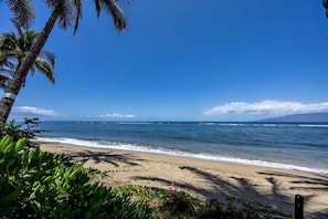 Plage, chaises longues, serviettes de plage