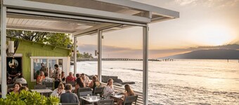 Oceanfront Maui Escape- steps to sand, sunsets, breezy summer paradise!