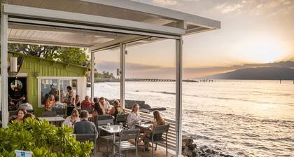 Oceanfront Maui Escape- steps to sand, sunsets, breezy summer paradise!