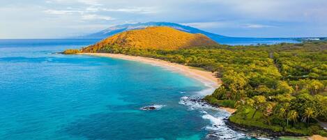 En la playa, camastros y toallas de playa