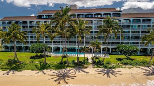 Oceanfront Maui Escape- steps to sand, sunsets, breezy summer paradise!