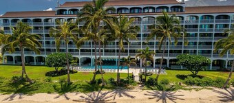 Oceanfront Maui Escape- steps to sand, sunsets, breezy summer paradise!