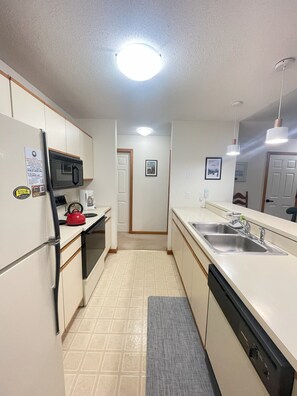 Refrigerador, microondas, horno y parrilla de estufa 