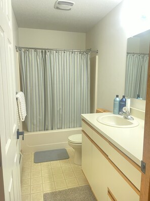 Haartrockner, Handtücher, Seife, Toilettenpapier