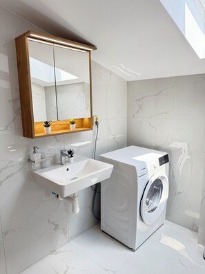 Suihku, hiustenkuivaaja, pyyhkeet, saippua