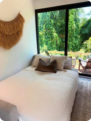 1 soverom, skrivebord, strykejern/-brett og internettilgang