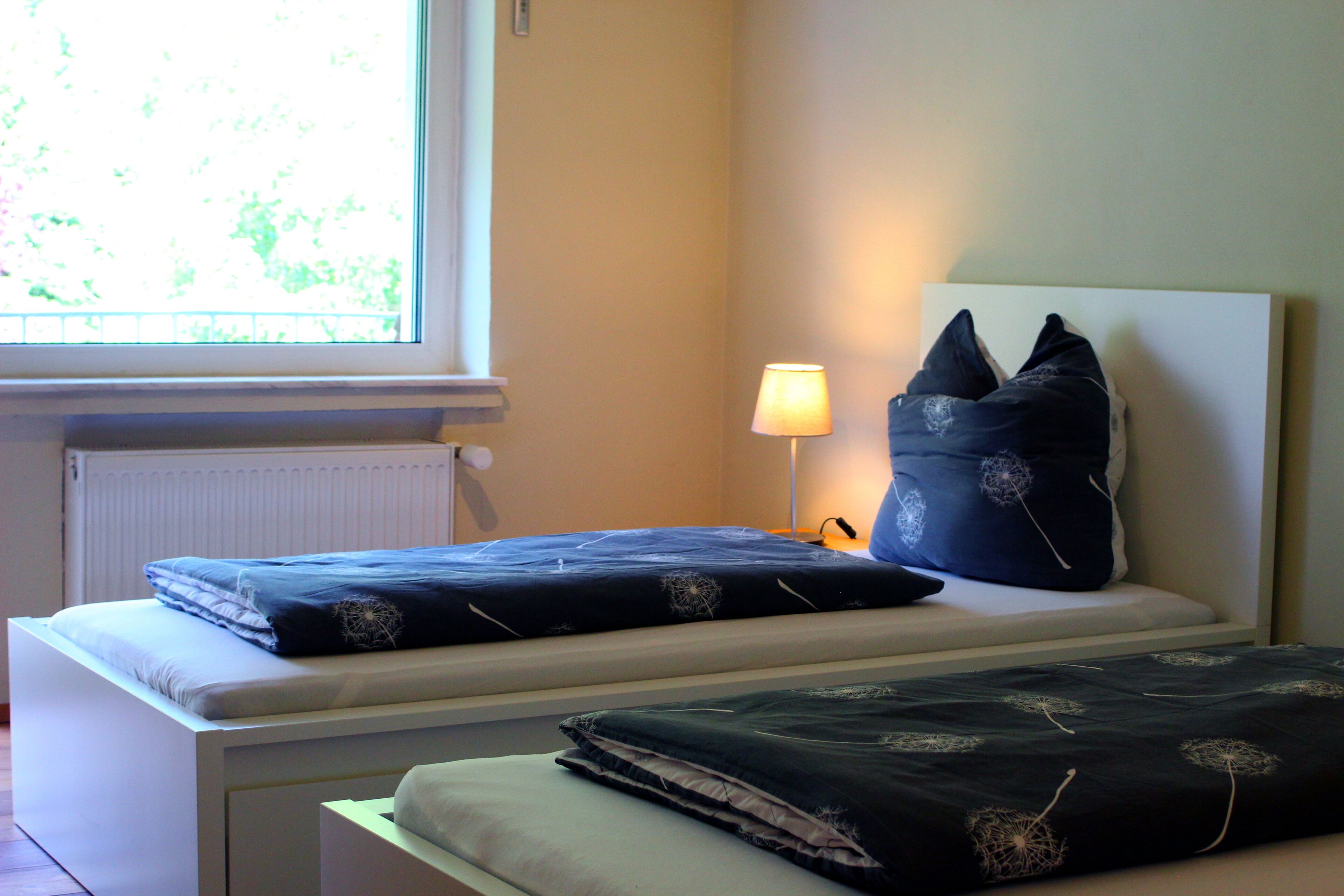 Schlafzimmer 2 mit zwei Einzelbetten (90 cm)