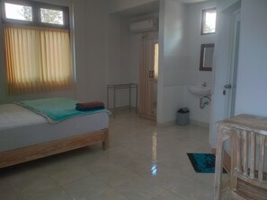 Standard Room | Desk, laptop workspace, soundproofing, free WiFi - Umah Geoks (Batubulan)