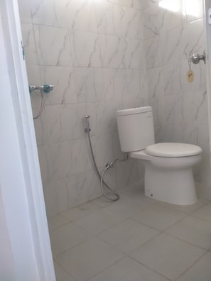 Shower, handuk, sabun, dan tisu toilet