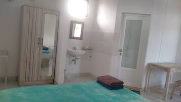 Escritorio y espacio para trabajar con laptop