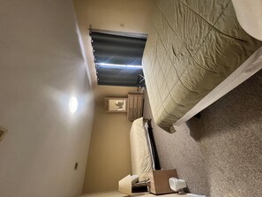 2 habitaciones, tabla de planchar con plancha y ropa de cama 